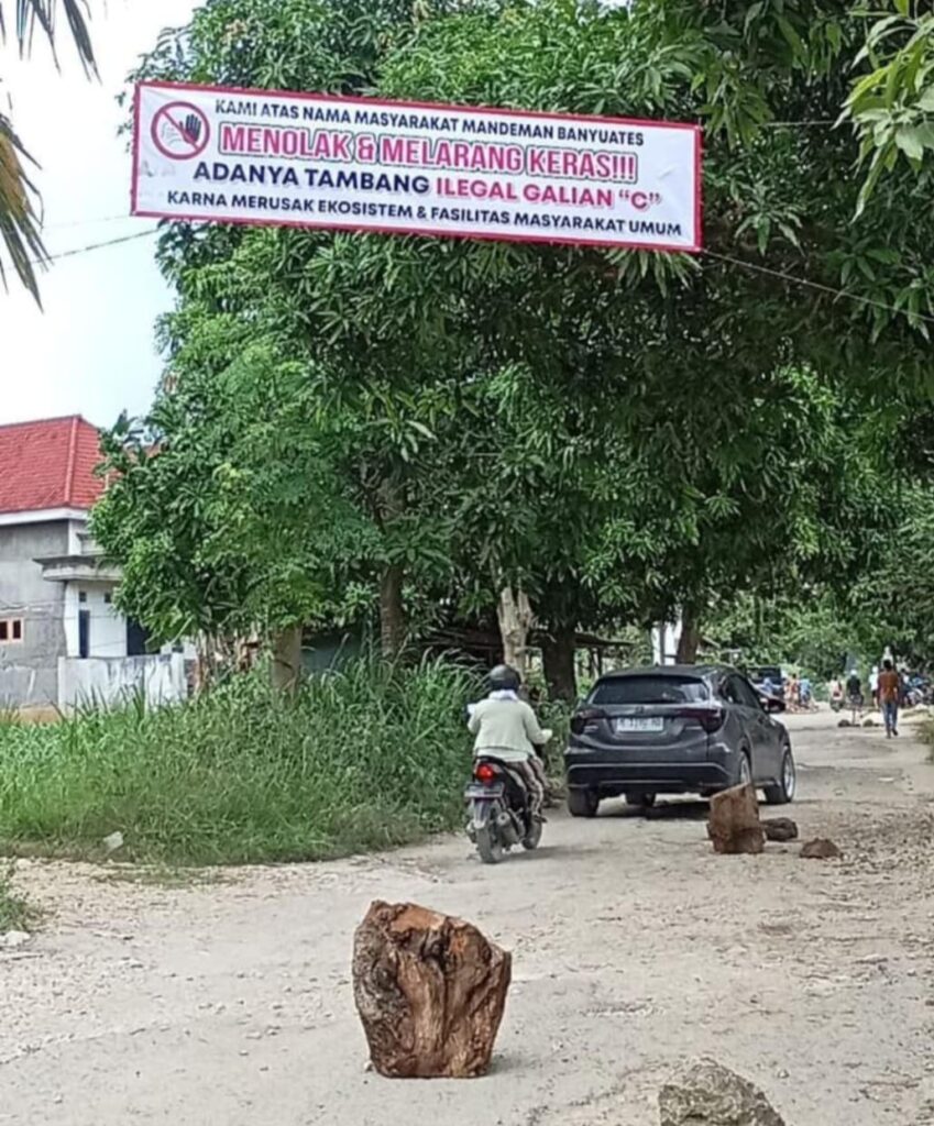 Blokade Jalan oleh Warga Banyuates Jadi Alarm Kesadaran Ekologis, Aktivitas Tambang Disorot