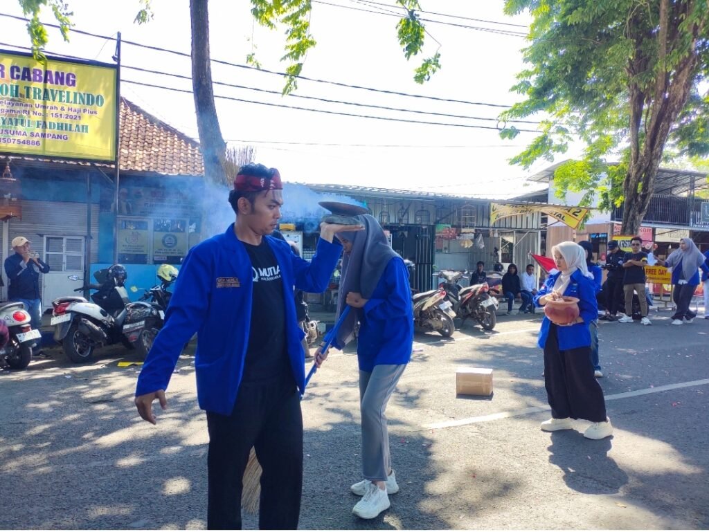 RUWATAN NEGERI: PMII Sampang Suarakan Evaluasi MBG, Moratorium KDKMP, dan Kesejahteraan Guru melalui Aksi Teatrikal